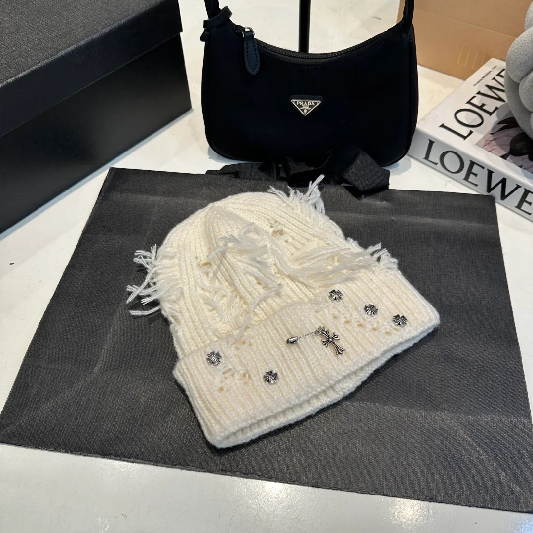 P60 Crow Heart Autumn and Winter Wool Knitted Beanie This must be the favorite of minimalism. It is clean, neat, fashionable and versatile, and will definitely not be picky about your face shape! A fashionable classic that lasts forever! Fashionable black and white can be purchased together